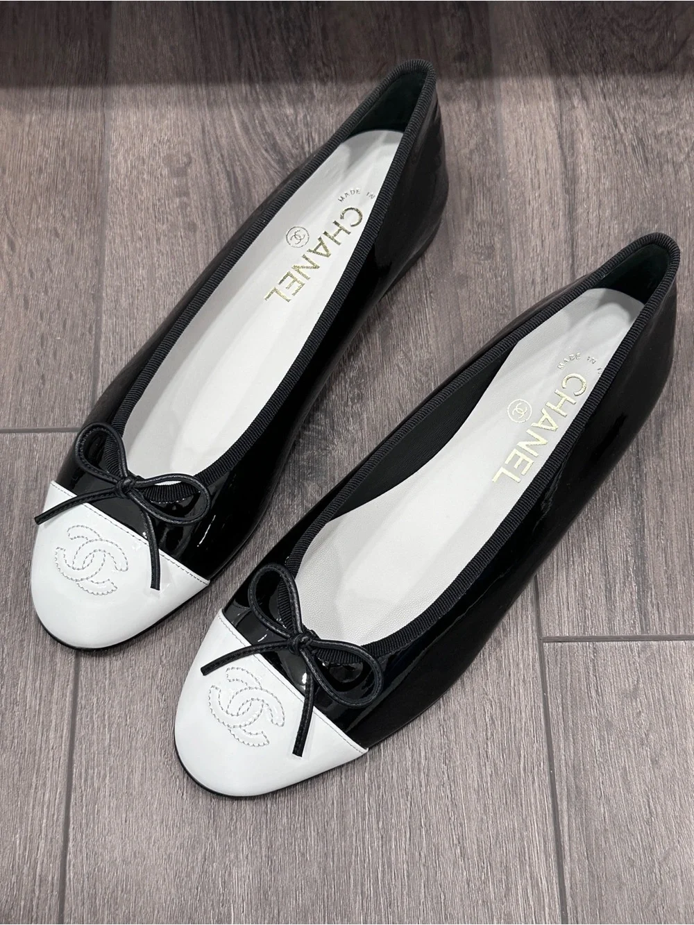 NEW 2026 CHANEL BLACK PATENT LEATHER WHITE CC LOGO CAPTOE BALLET FLATS 38.5C